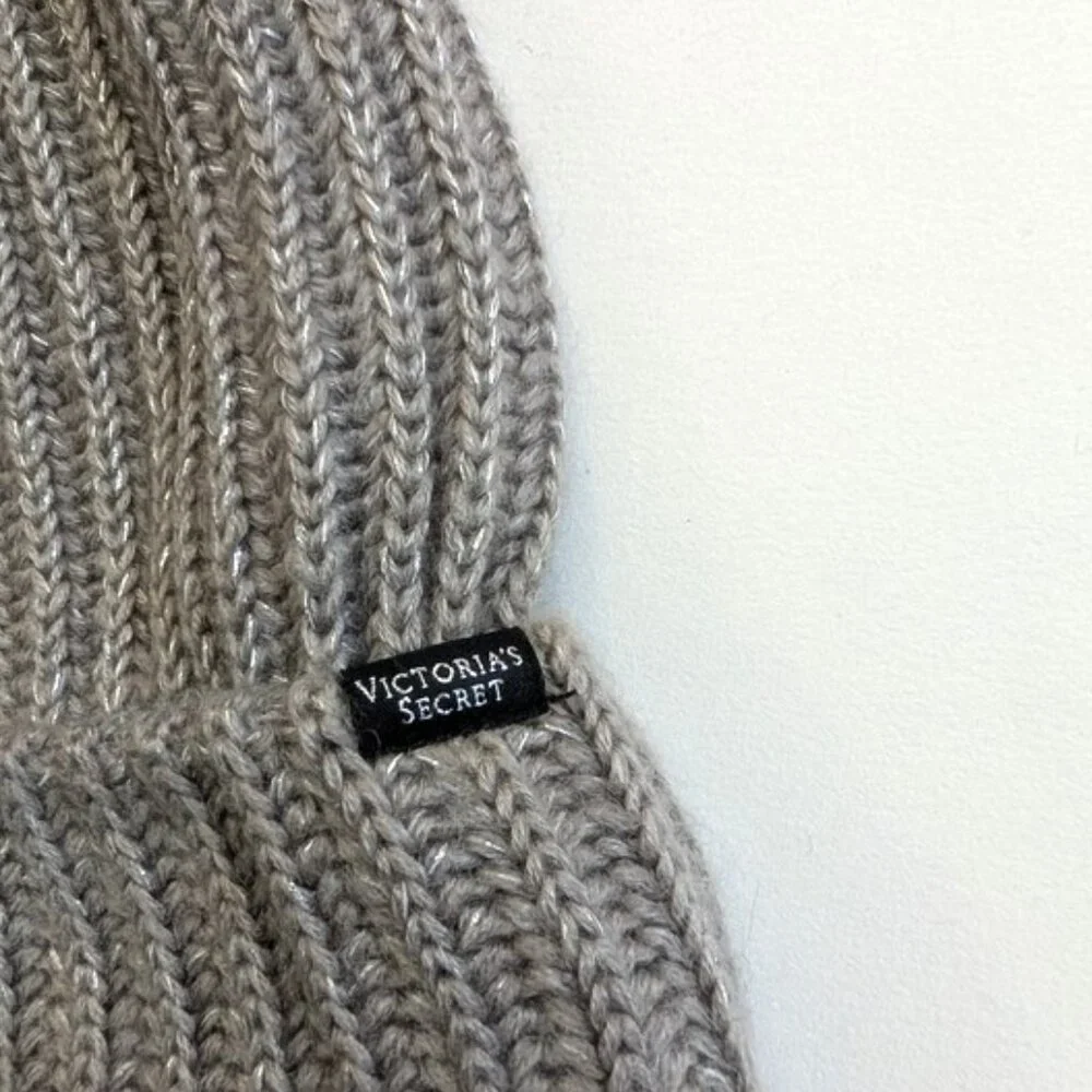 NWOT Victoria's Secret Snowflake Sparkle Pom Pom Hat Beanie in Gray‎
